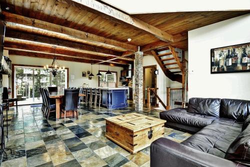 Stoneham Chalet De Esquí | Chalet 9012 Chemin des Alpages by Les Chalets Alpins