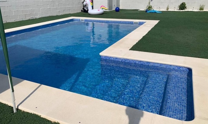 Los Franceses-la Vega Chalet De Esquí | Chalet Ángeles con piscina y jardín en la zona del Marquesado