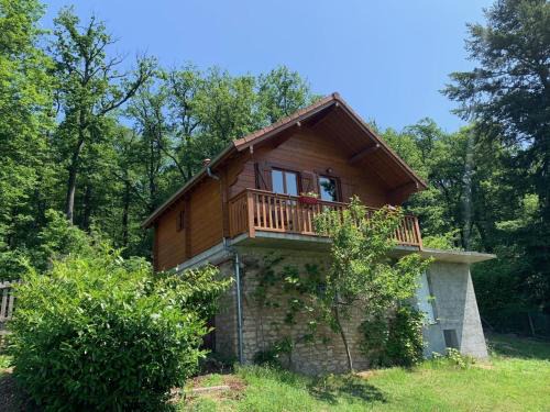 Saint-Bonnet-Troncais Apartamento | Chalet avec Clim, Wi-Fi et Animaux Acceptés à Saint-Bonnet-Tronçais - FR-1-489-445