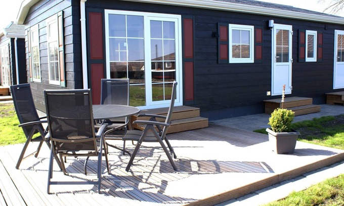 Giethoorn Casa | Chalet "Bovenwiede" is a beautiful four guest chalet, with the "Smitsgracht" on the back end.