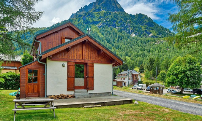 Vallorcine Chalet De Esquí | Hermoso Chalet Buet ubicado en el tranquilo pueblo de Vallorcine