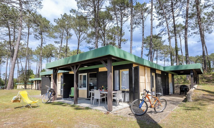 Leon Chalet De Esquí | Chalet 'Bungalow 4 Pers Village Vacances' con piscina compartida, terraza privada y Wi-Fi