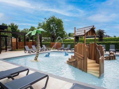 Municipality of Veldhoven Chalet De Esquí | Chalet by Pond in Eindhoven Holiday Park
