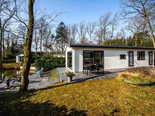 De Bult Chalet De Esquí | Chalet by Pond with Terrace Views