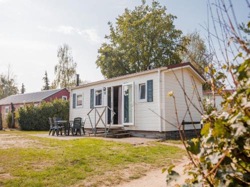 Leuken Chalet De Esquí | Chalet by the Water in Leukermeer