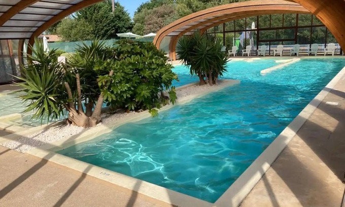 Parentis-en-Born Casa | Chalet 'Cabane Du Lac' with Shared Pool, Private Terrace and Wi-Fi