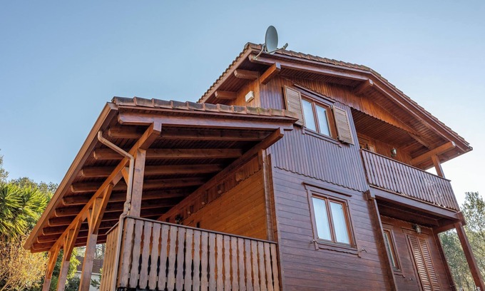 Calafell Casa | Chalet 'Casa de Madera' con vistas a la montaña, jardín, aire acondicionado, piscina y Wi-Fi