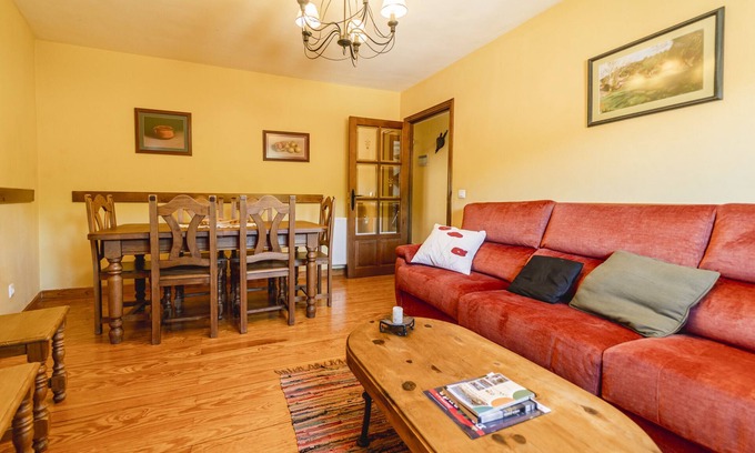 Valle de Valdelaguna Chalet De Esquí | Chalet 'Casa Rural Las Hoyas I' con vistas a la montaña