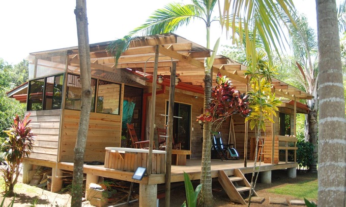 Uvita Chalet De Esquí | Chalet Casa Mediterranea con jardín botánico cerca de la playa y el bosque.