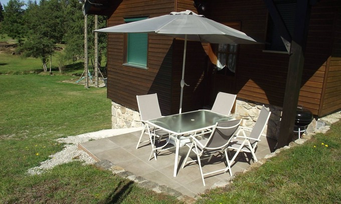 Saint-Genes-Champespe Chalet De Esquí | Chalet Cèdre, a little corner of paradise in the Auvergne, by the forest and the river