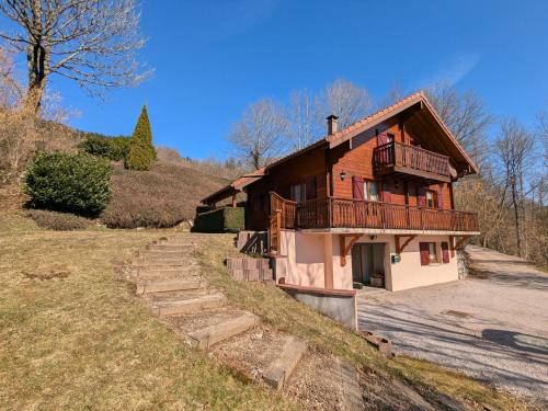 Le Menil Casa | Chalet confortable avec 4 chambres, cheminée, grand terrain, proche pistes et lac - FR-1-589-107