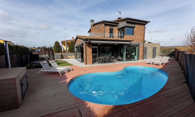Mas Usall Chalet De Esquí | CHALET ELS PINS WITH POOL BANYOLES