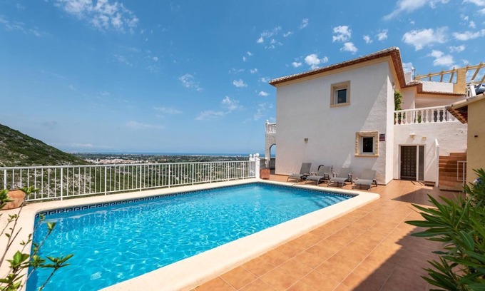 Denia Chalet De Esquí | Villa en Dénia con expecatulares vistas al mar y al montgo