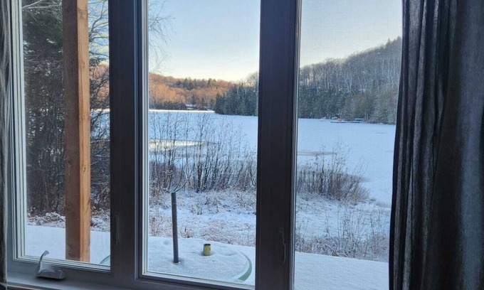 Saint-Hippolyte Casa | Chalet familial au bord du lac. Family getaway on the lake close to Montreal.