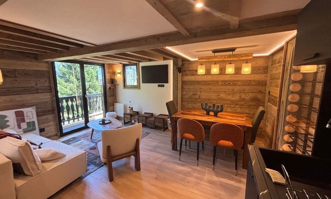 Notre-Dame-de-Bellecombe Chalet De Esquí | CHALET LILOU, small renovated chalet facing the slopes