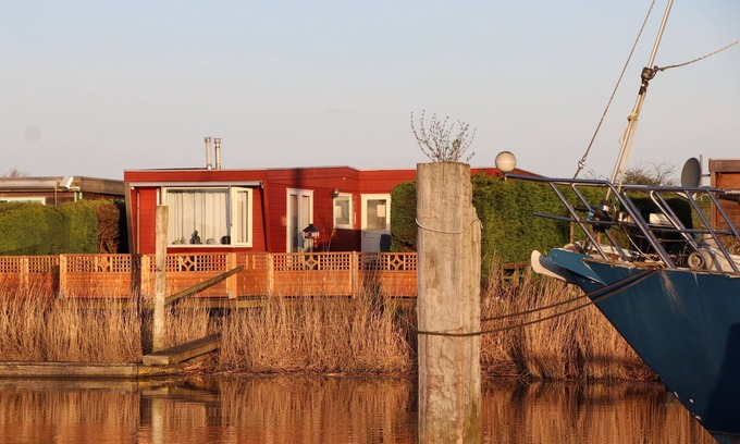Anjum Casa | Chalet Gaby con sauna, muelle privado y canoas en Lauwersmeer