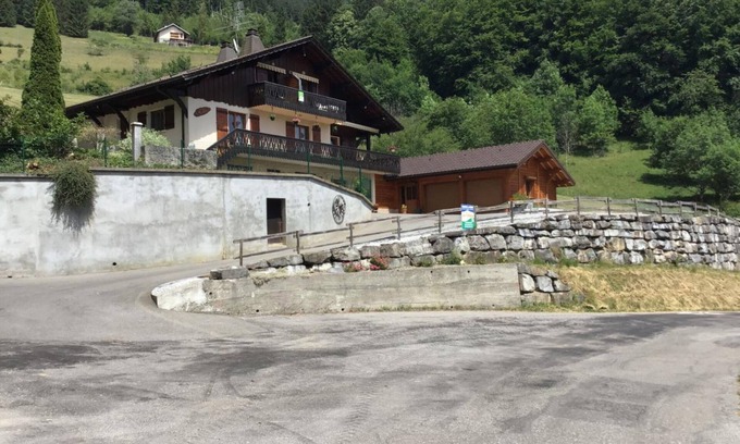 Chevenoz Chalet De Esquí | Chalet 'Gîte Chevenoz' con vistas a la montaña, terraza privada y jardín privado