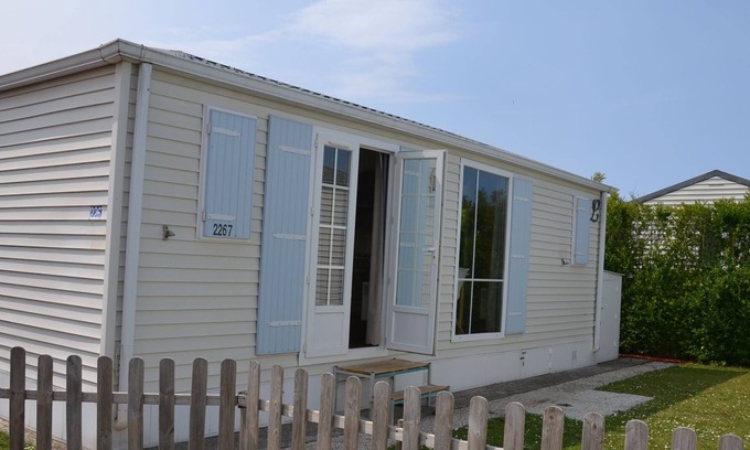 Bredene Chalet De Esquí | Chalet Harly at Kerlinga campsite within walking distance of the beach and stores.