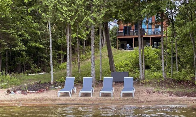 La Minerve Chalet De Esquí | Chalet Hummingbird on the Lake with Private Beach and Hot Tub