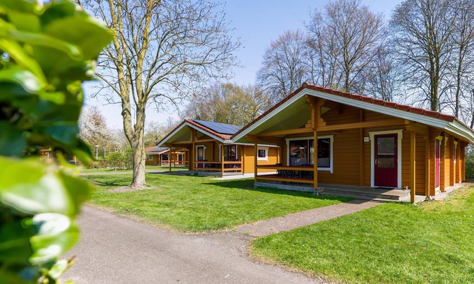 Gramsbergen Chalet De Esquí | Chalet in a park with indoor and outdoor pool