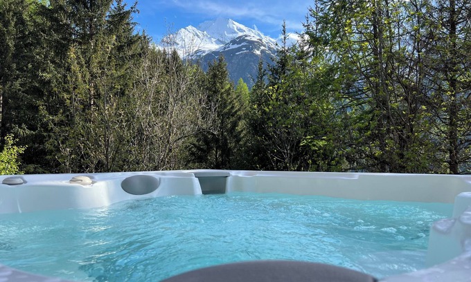 Sainte-Foy-Tarentaise Chalet De Esquí | Chalet in the heart of the resort, less than 4 minutes from the slopes, shops and restaurants.