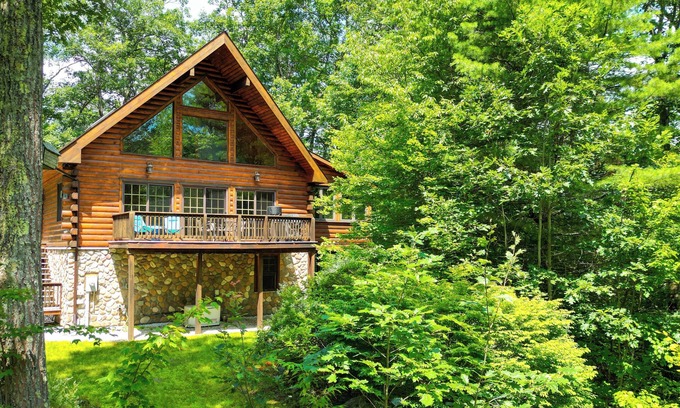 Otis Chalet De Esquí | Chalet in the Berkshires, Wellness, Family, Lake, Kayaks, Sauna, EV charger & Home Office