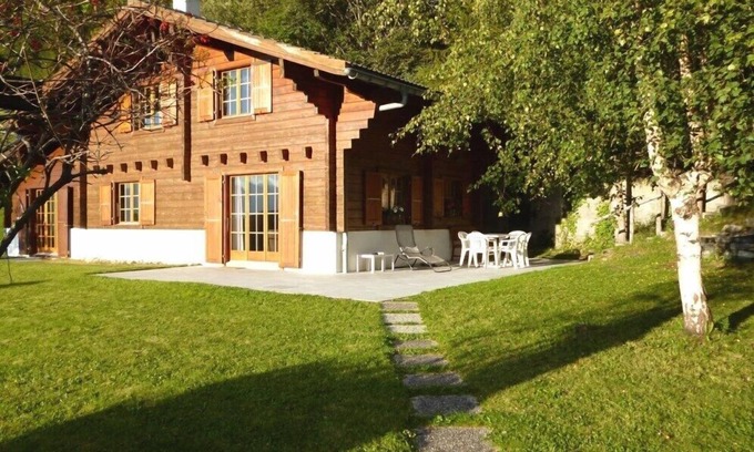 St. Luc Chalet De Esquí | Chalet individuel de 2 étages pour 9 personnes d'une surface estimée à 100m2. Le chalet se situe sur