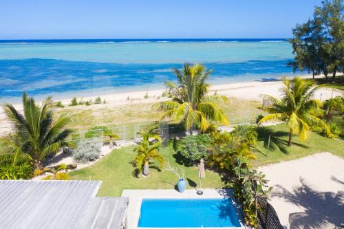 Surinam Chalet De Esquí | Chalet Kestrel with pool on the beach