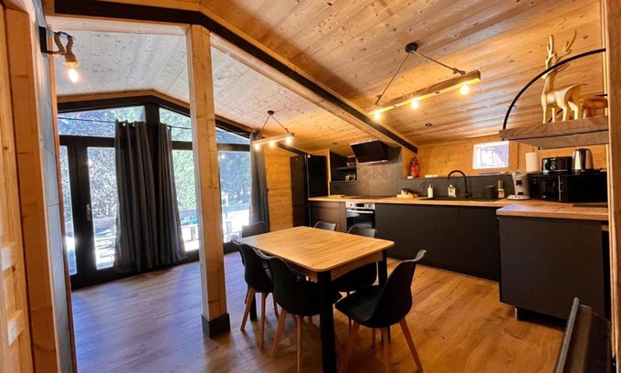 Pyrenees 2000 Chalet De Esquí | Chalet l'Epicéa dans la forêt, T3 avec terrasse & jardin à 5 min à pied des pistes P2000