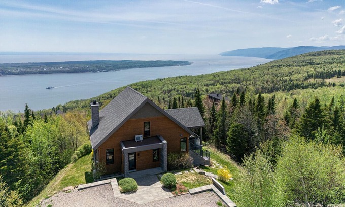 Saint-Joseph-de-la-Rive Chalet De Esquí | Chalet La Panoramique – Elegance, Stunning River Views & Private Spa