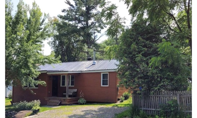 Lac-Brome Chalet De Esquí | Chalet Lac Brome, close to the lake with fireplace in the living room and swimming pool