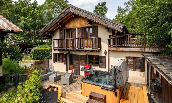 Chamonix City Centre Chalet De Esquí | Chalet le Tremplin - sleeps 6 in 2 bedrooms with hot tub