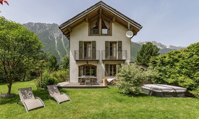 Chamonix-Mont-Blanc Chalet De Esquí | Hermoso chalet de lujo, con jacuzzi, en el centro de Chamonix. Duerme hasta 10.