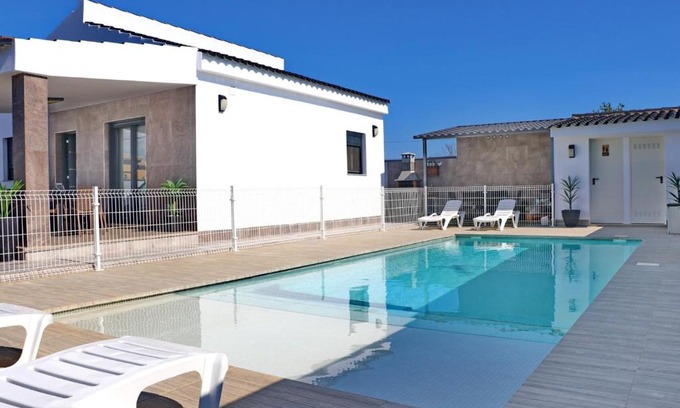 Conil de la Frontera Chalet De Esquí | Chalet moderno con pisicina