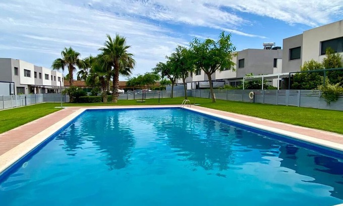 Miami Platja Apartamento | Chalet moderno con piscina en Mont - roige Bahia