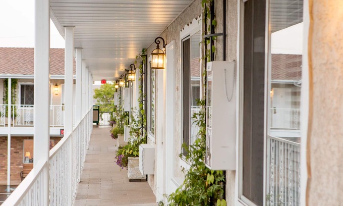 St. George Hotel | Chalet Motel