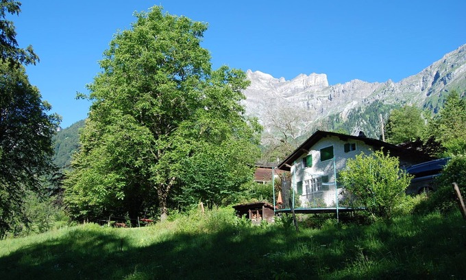 Schwanden Chalet De Esquí | Chalet on the edge of the forest with a view of the waterfall right next door