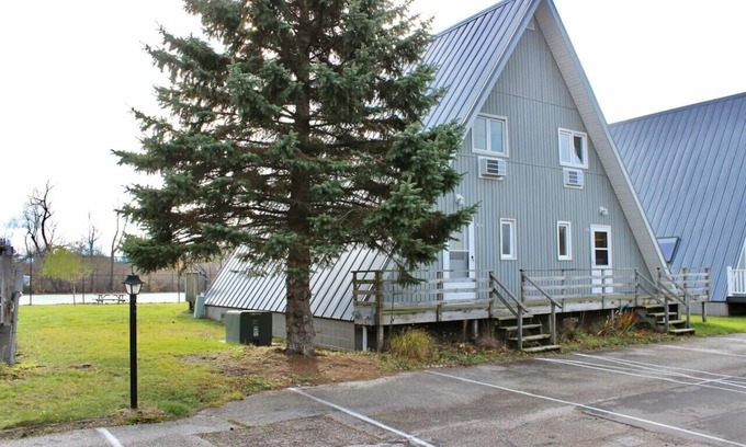 Stevensville Casa | Chalet on the Lake 60 w/ Beach Access, Pools, Sport Courts, Fishing Pond & more!