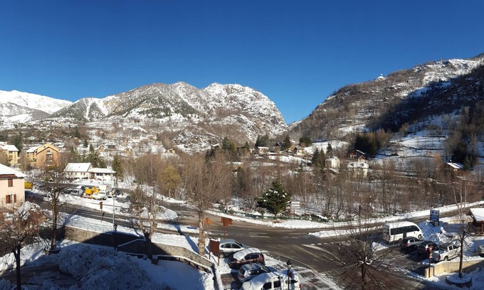 Saint-Etienne-de-Tinee Apartamento | Chalet-style apartment in a village, 300m from the cable car