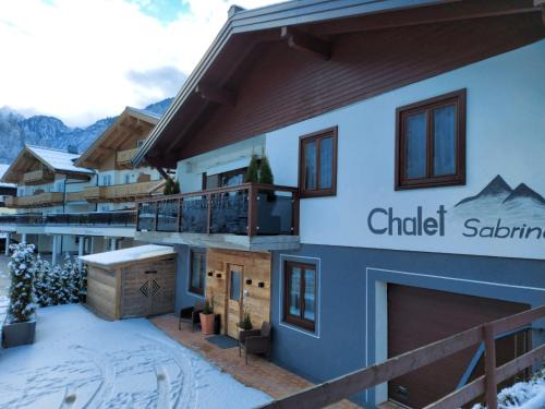 Kaprun Casa | Chalet Sabrina mit Außenpool im Sommer