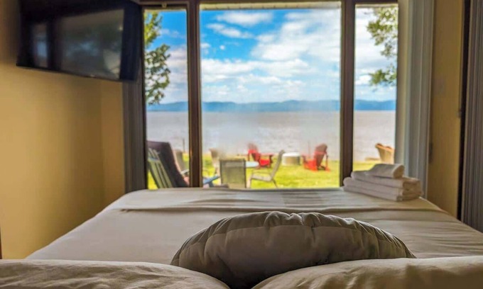 Cap-Saint-Ignace Chalet De Esquí | Chalet / Studio #1 Waterfront with Spa, Fireplace & Wifi