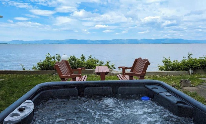 Cap-Saint-Ignace Chalet De Esquí | Chalet Studio #5 Waterfront with Spa, Fireplace & Wifi