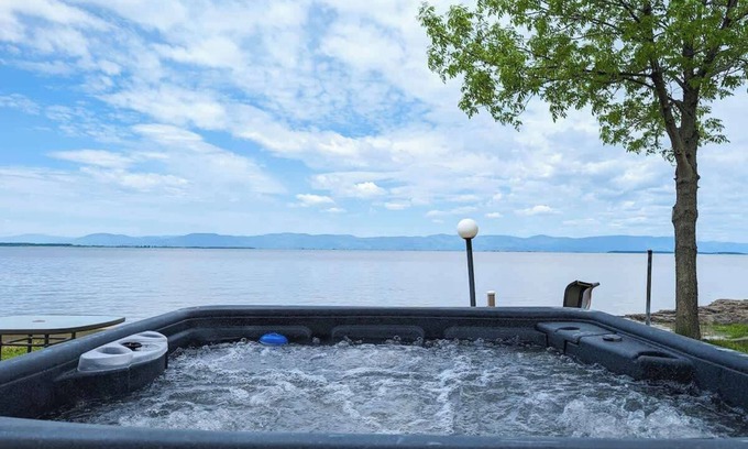 Cap-Saint-Ignace Chalet De Esquí | Chalet Loft #6 Waterfront with Spa, Fireplace & Wifi