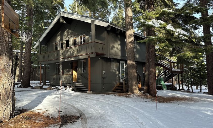 Carnelian Bay Chalet De Esquí | Chalet style cabin with expansive great room, awesome decks, hot tub & lake view