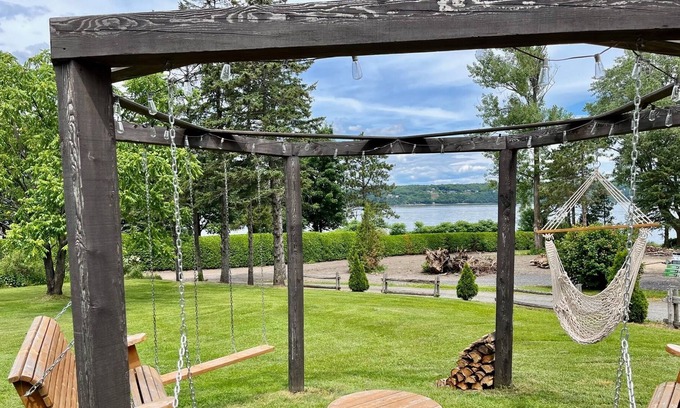 Desjardins Casa | Chalet-style house on the edge of the water