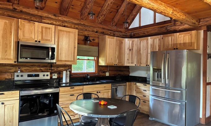 Waynesville Cabina | Chalet-Style Log Home – Waynesville, Ohio
