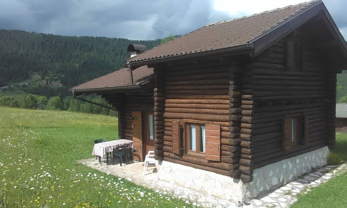 Castello Tesino Chalet De Esquí | Cabaña / Chalet rodeado de vegetación cerca de ciclovías (MTB)