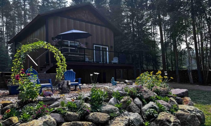 Coram Casa | Chalet tucked in the woods 7 miles from Glacier National Park.