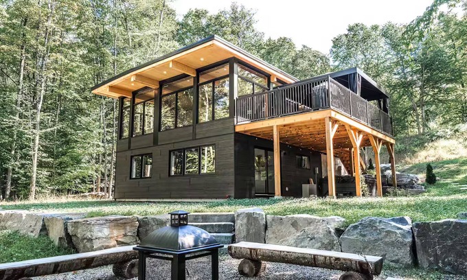 Labelle Chalet De Esquí | Chalet Van Haven – Spacious Mountain Chalet w/ Hot Tub, Lake Access & Game Room