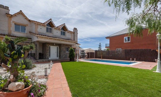 Santa Maria de l'Avall Chalet De Esquí | Chalet 'Villa Vacaciones' con piscina privada, Wi-Fi y aire acondicionado